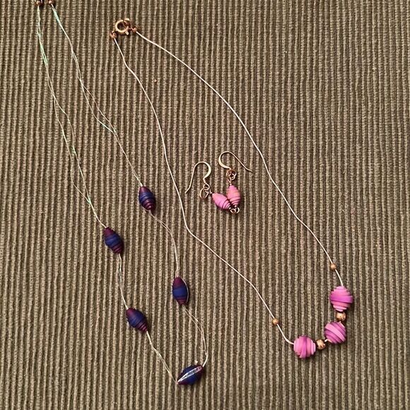 Two handmade vintage necklaces and a pair of earring the beads are made of paper - Picture 2 of 9